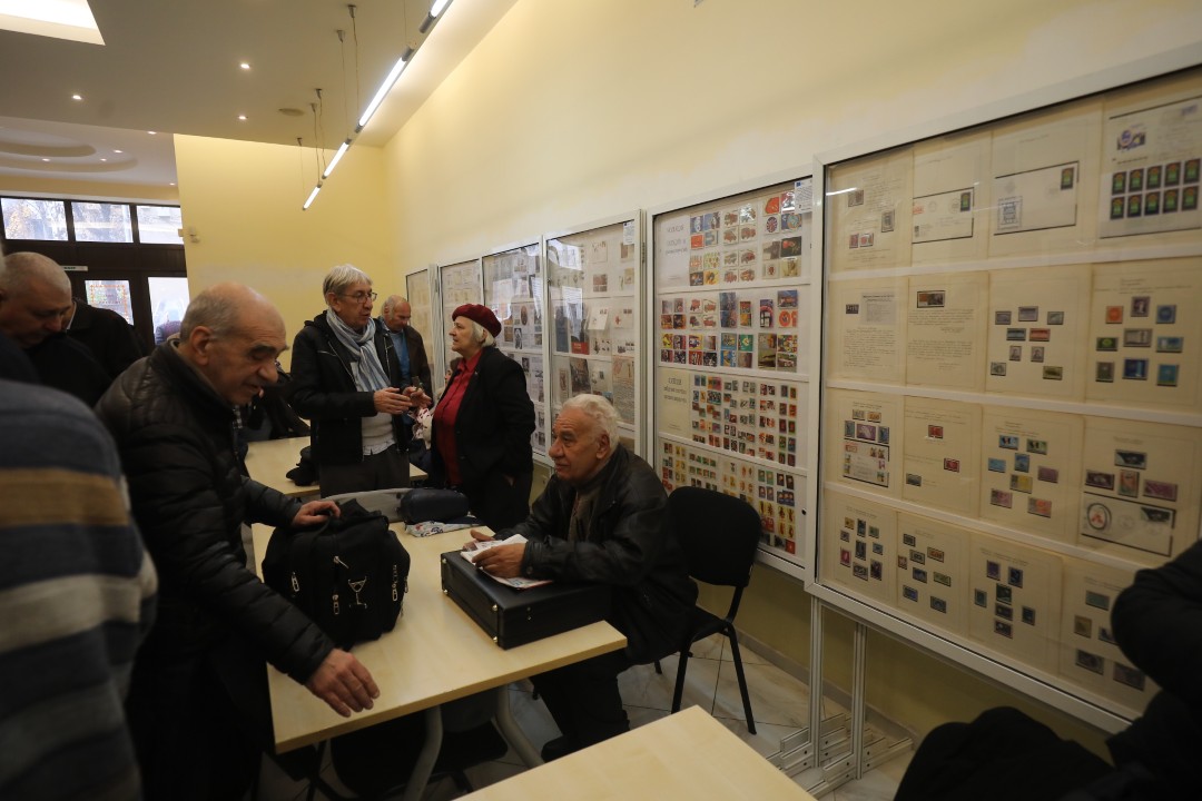 <p>&bdquo;Български пощи&ldquo; отбеляза 100- годишнината на Софийското филателно дружество с ново филателно издание, посветено на известния български филателен експерт Петко Караиванов. Софийското филателно дружество &bdquo;Петко Караиванов&ldquo; е основано на 27 ноември 1925 г. Новата марка е част от поредицата &bdquo;Известни българи &ndash; филателисти&ldquo; на &bdquo;Български пощи&ldquo;.</p>