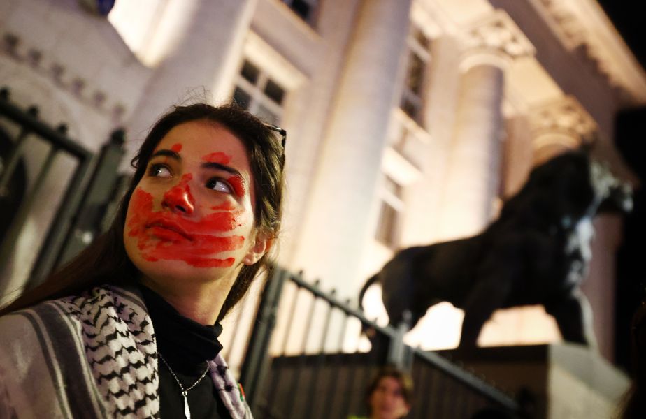 <p>Протест под надслов &quot;Нито една повече&quot; блокира движението пред Съдебната палата в София.</p>