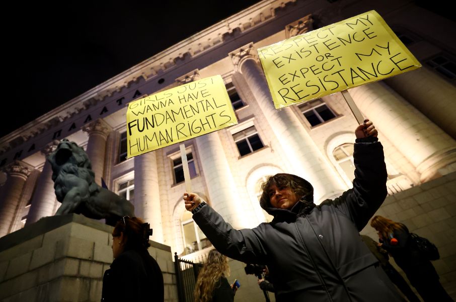 <p>Протест под надслов &quot;Нито една повече&quot; блокира движението пред Съдебната палата в София.</p>