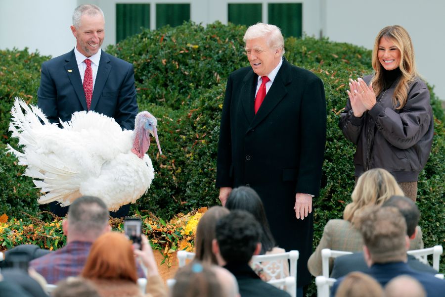 <p>Тръмп помилва пуйки, но не пощади политическите си опоненти.</p>