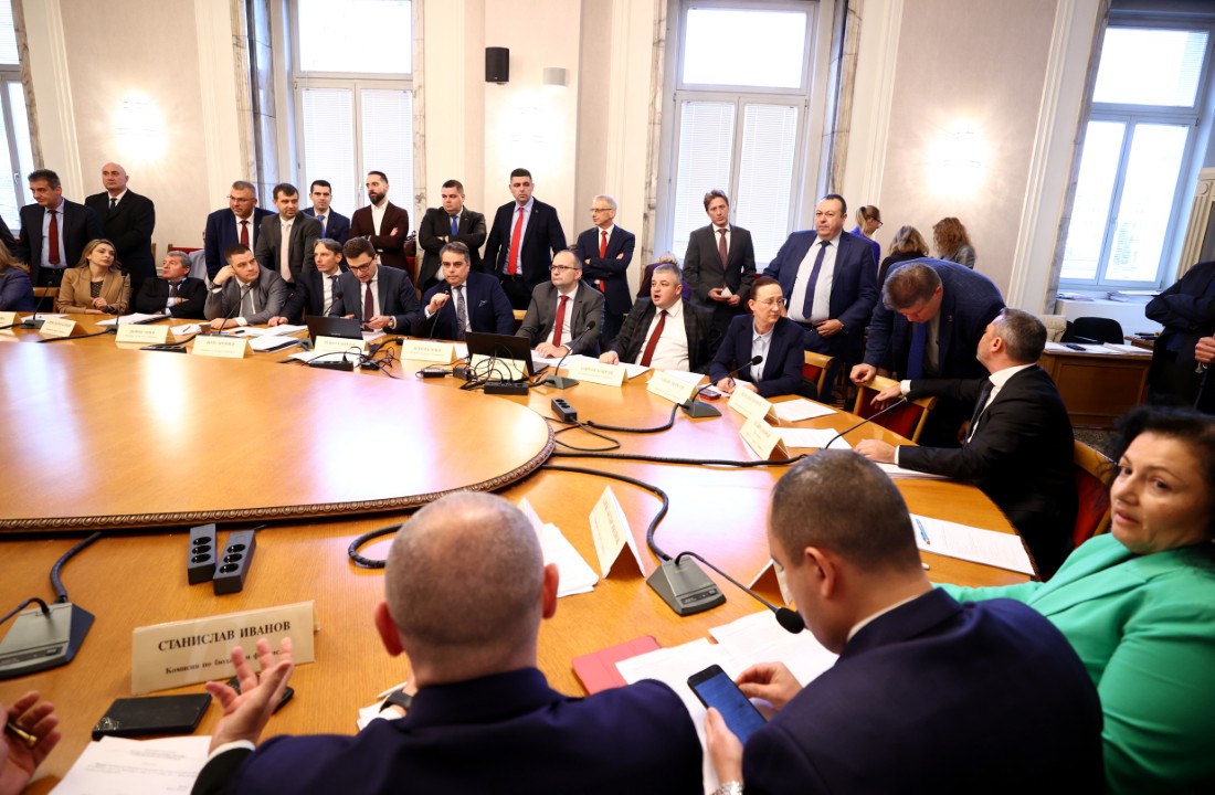 <p>До скандал между опозицията и управляващите се стигна в Комисията по бюджет и финанси, която се провежда в почивката на заседанието на Народното събрание.</p>