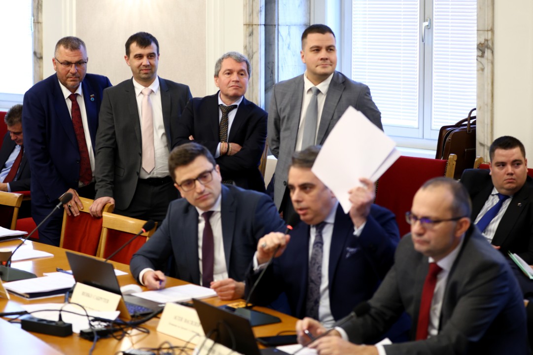 <p>До скандал между опозицията и управляващите се стигна в Комисията по бюджет и финанси, която се провежда в почивката на заседанието на Народното събрание.</p>