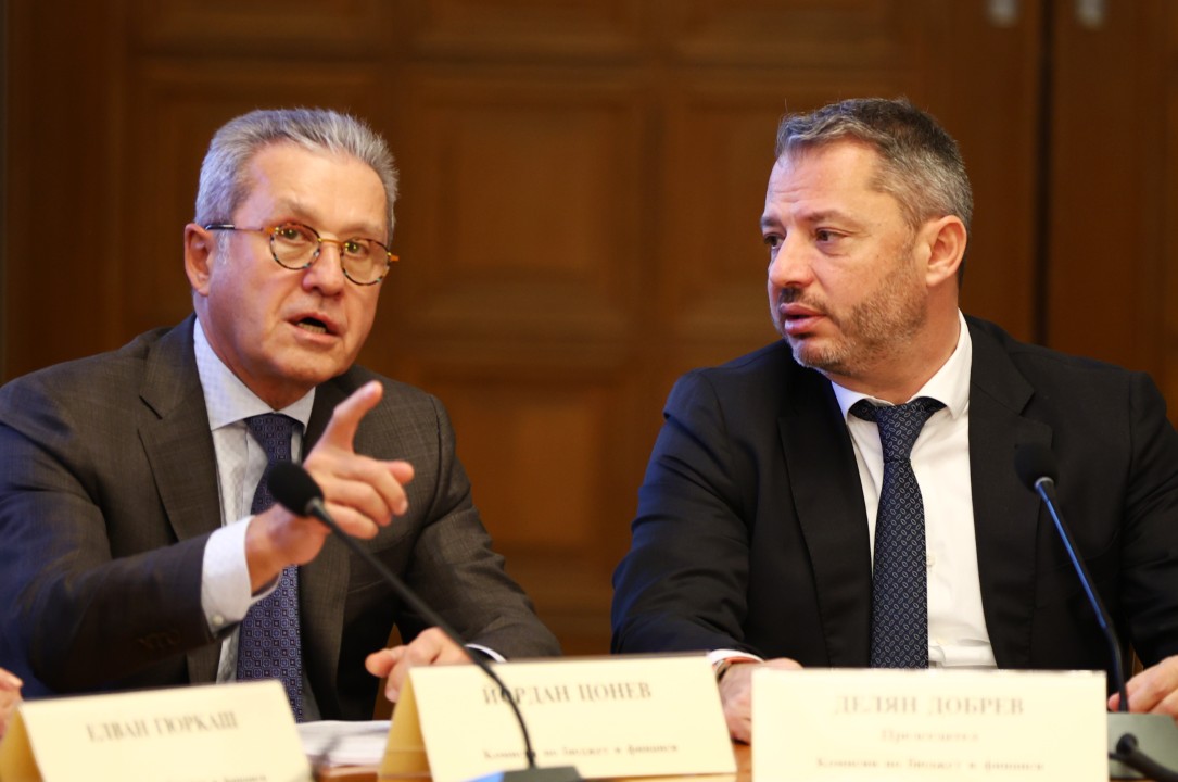 <p>До скандал между опозицията и управляващите се стигна в Комисията по бюджет и финанси, която се провежда в почивката на заседанието на Народното събрание.</p>