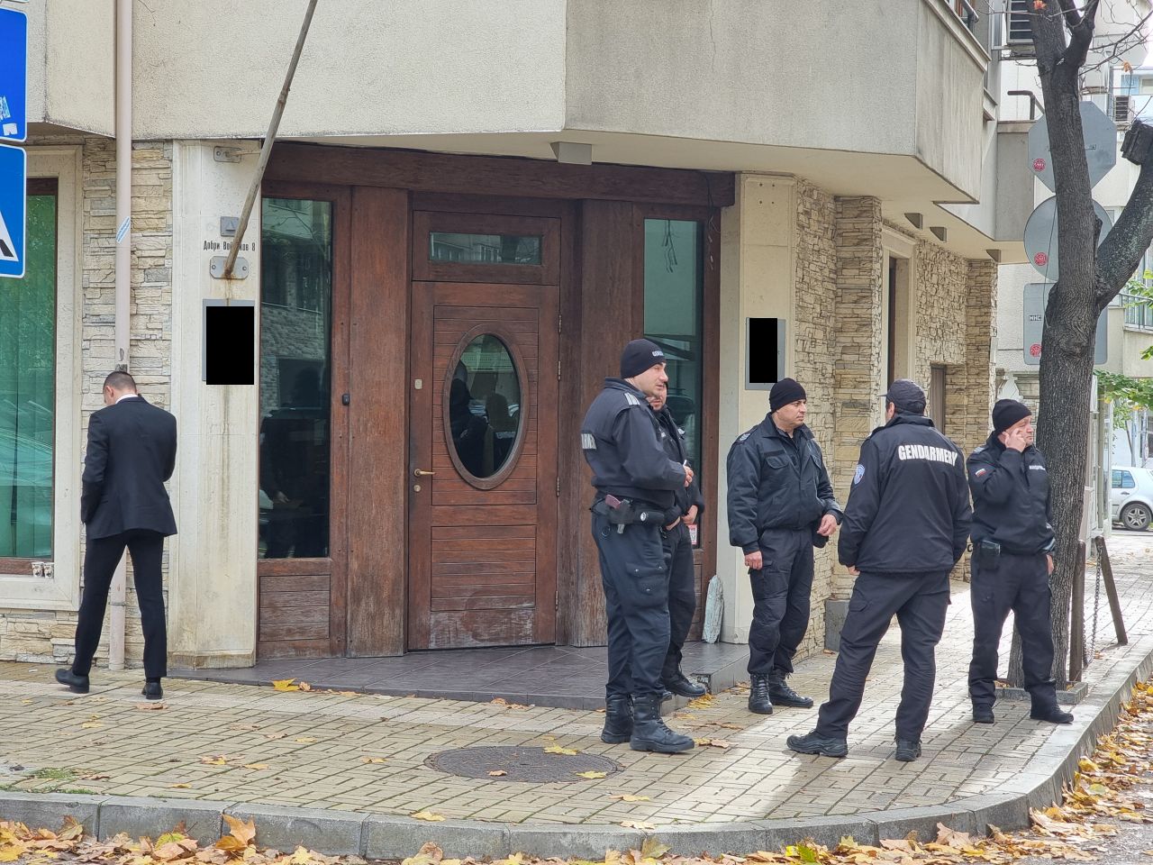 <p>Обиски във &bdquo;Величие&ldquo;: Кадри от акцията срещу имотни измами и пране на пари</p>