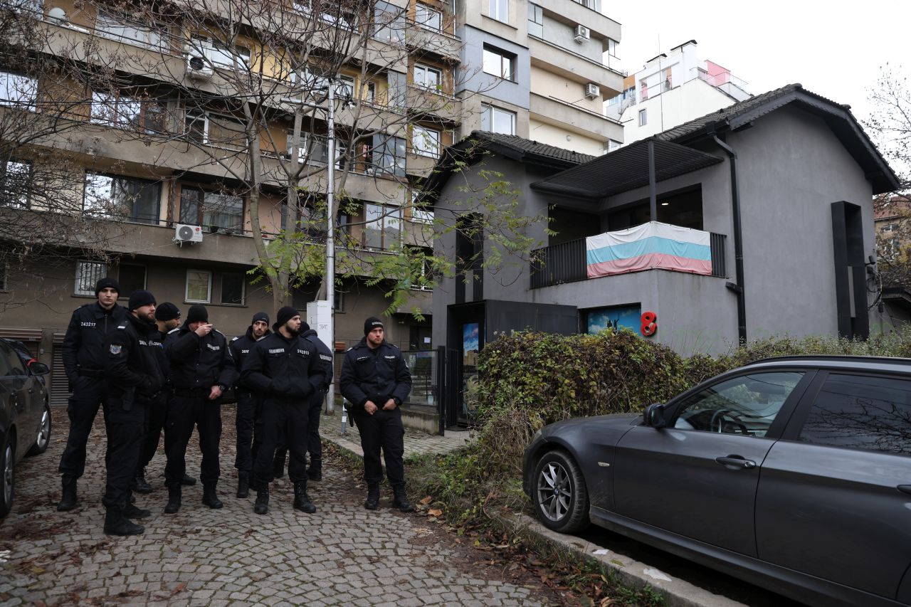 <p>Обиски във &bdquo;Величие&ldquo;: Кадри от акцията срещу имотни измами и пране на пари</p>