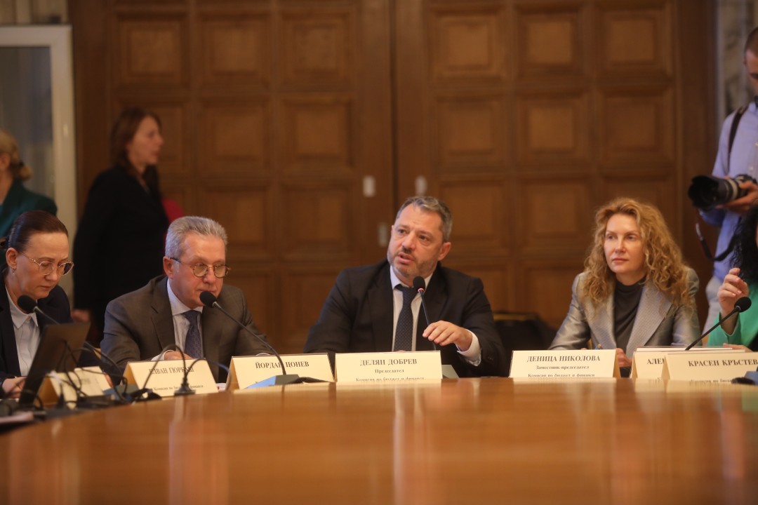 До скандал между опозицията и управляващите се стигна в Комисията по бюджет и финанси, която се провежда в почивката на заседанието на Народното събрание.