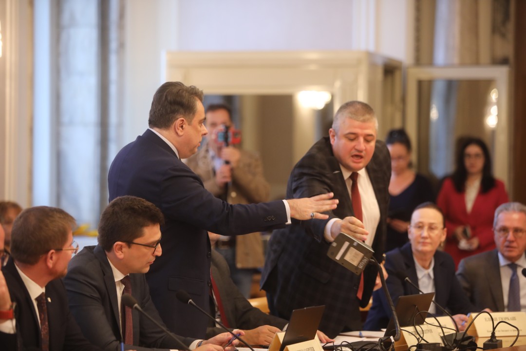 До скандал между опозицията и управляващите се стигна в Комисията по бюджет и финанси, която се провежда в почивката на заседанието на Народното събрание.