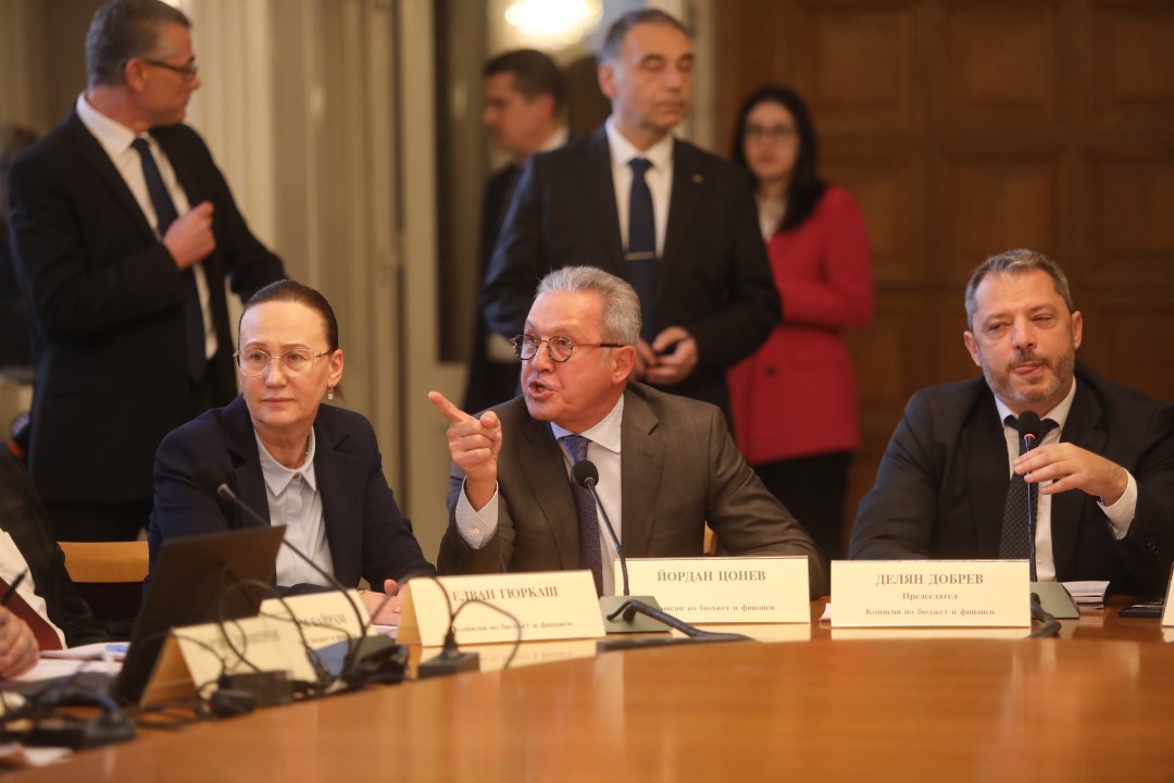 До скандал между опозицията и управляващите се стигна в Комисията по бюджет и финанси, която се провежда в почивката на заседанието на Народното събрание.