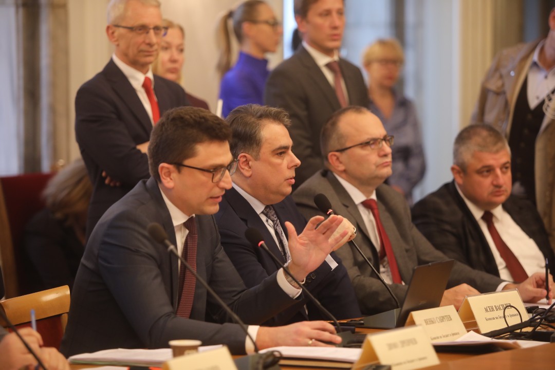 До скандал между опозицията и управляващите се стигна в Комисията по бюджет и финанси, която се провежда в почивката на заседанието на Народното събрание.
