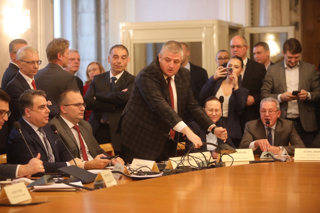 До скандал между опозицията и управляващите се стигна в Комисията по бюджет и финанси, която се провежда в почивката на заседанието на Народното събрание.