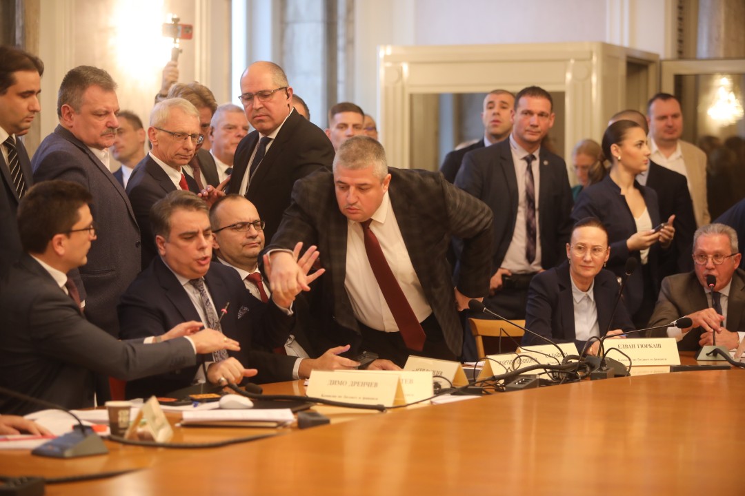 До скандал между опозицията и управляващите се стигна в Комисията по бюджет и финанси, която се провежда в почивката на заседанието на Народното събрание.