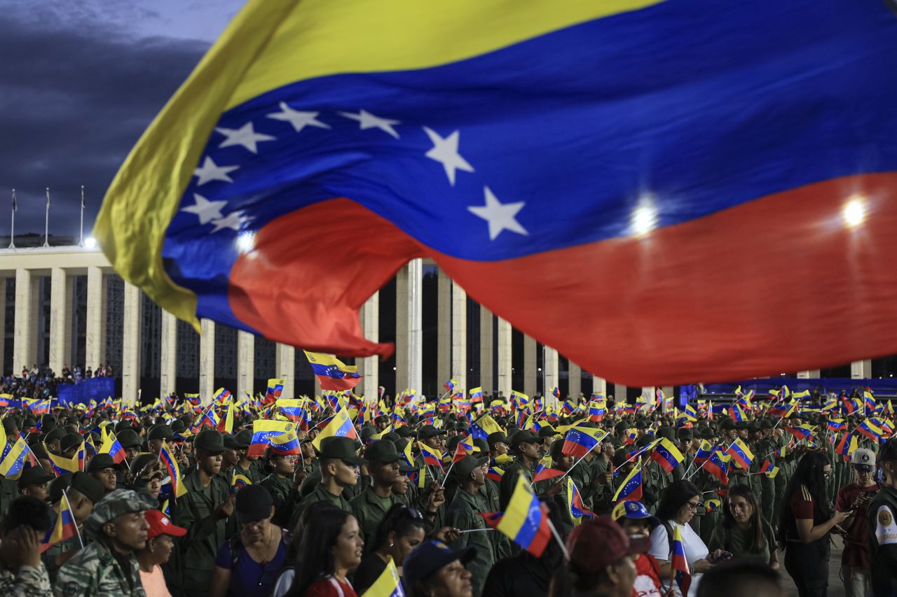 <p>Мадуро размахва меч и се заклева да се противопостави на всеки опит на САЩ да свалят правителството му</p>