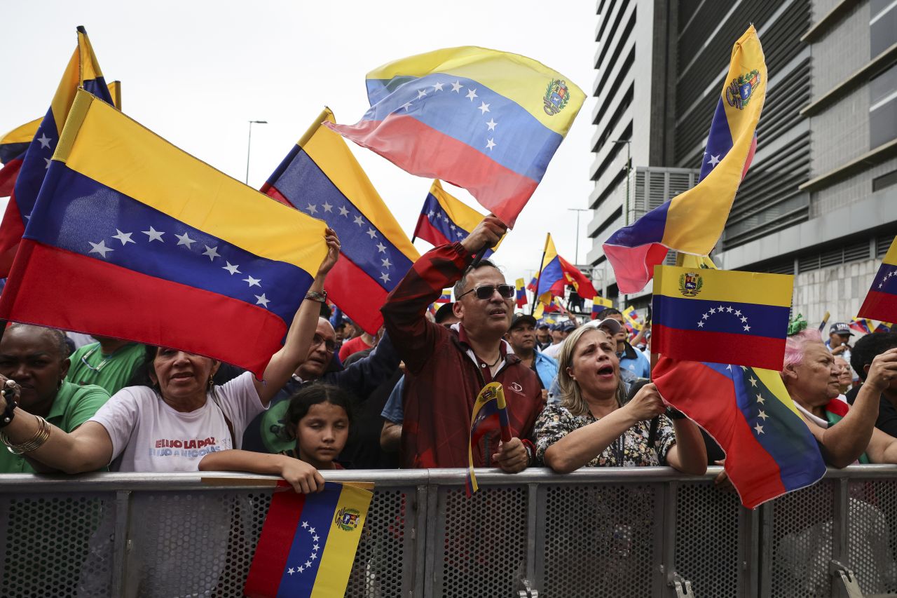 <p>Мадуро размахва меч и се заклева да се противопостави на всеки опит на САЩ да свалят правителството му</p>