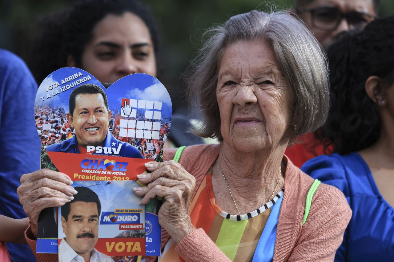 <p>Мадуро размахва меч и се заклева да се противопостави на всеки опит на САЩ да свалят правителството му</p>