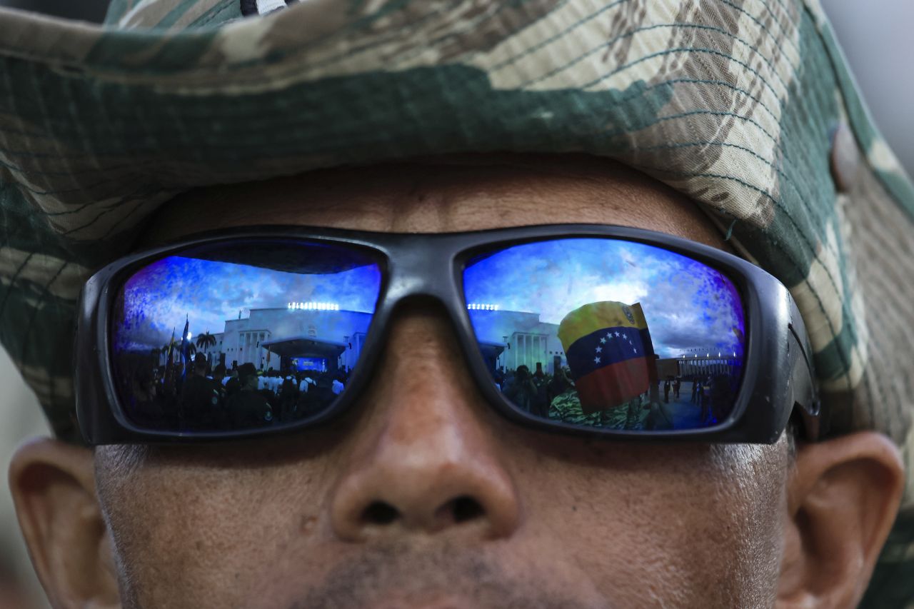 <p>Мадуро размахва меч и се заклева да се противопостави на всеки опит на САЩ да свалят правителството му</p>