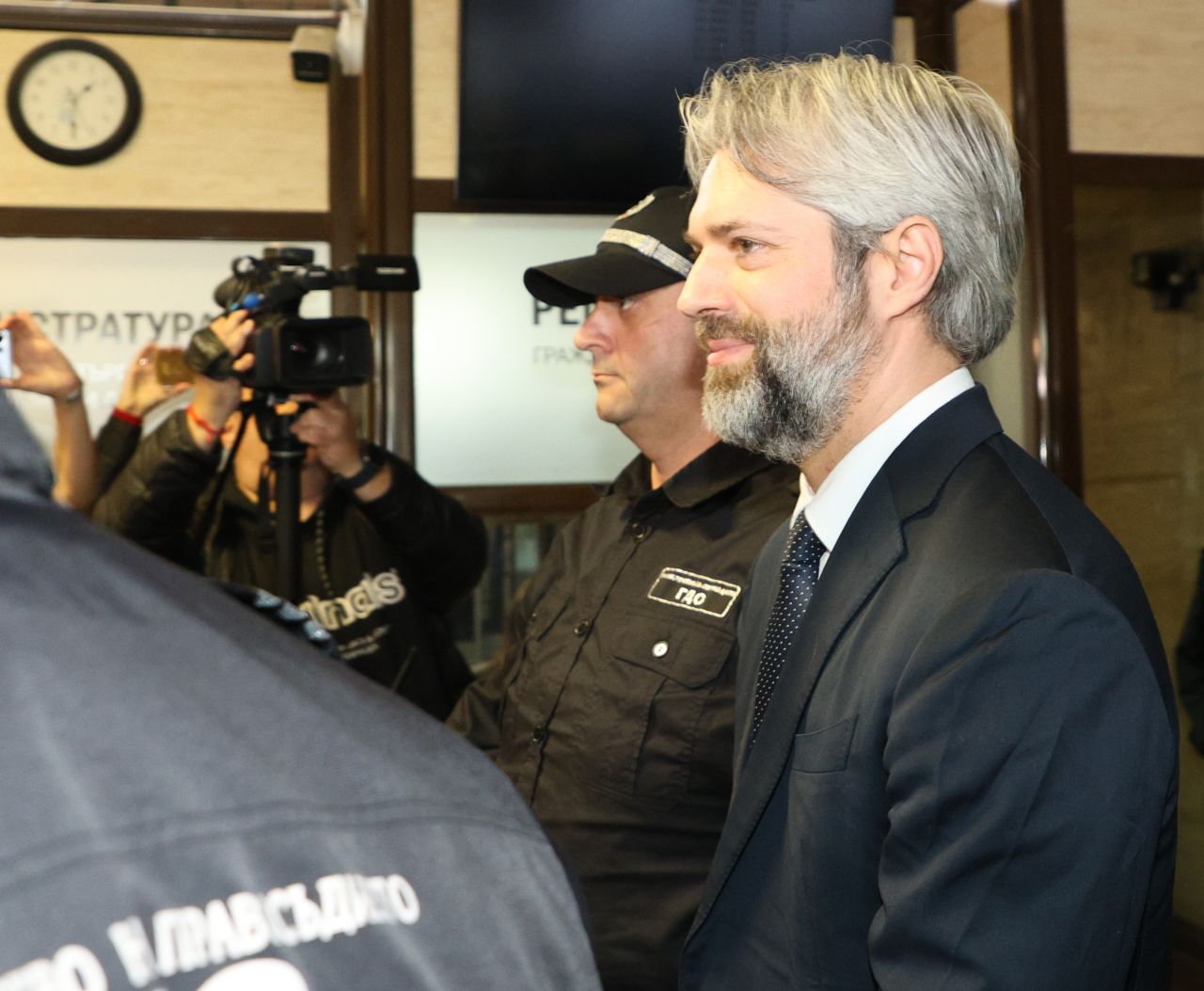 <p>С променена визия и усмивка - Благомир Коцев влезе в Окръжния съд във Варна</p>