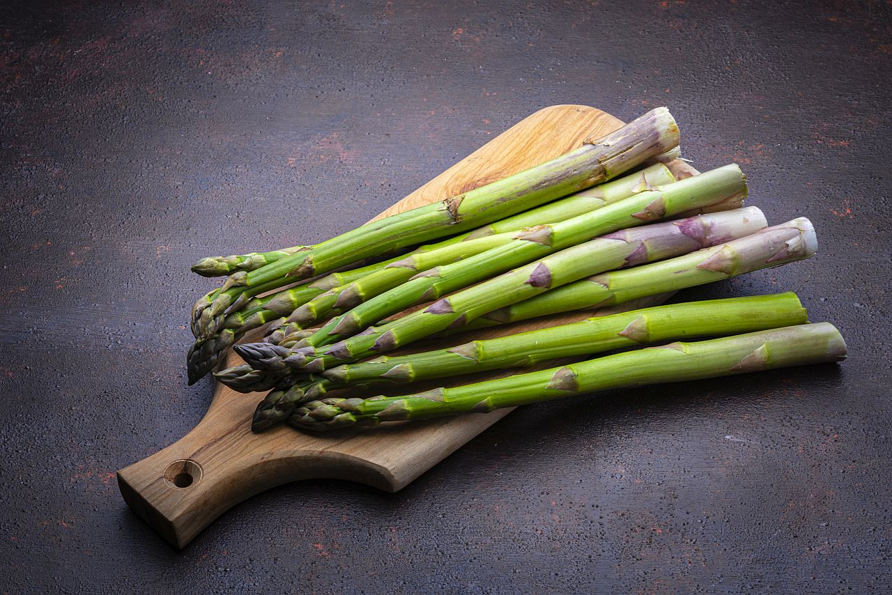 <p><strong>Аспержи</strong></p>

<p>Аспержите стават още по-питателни след готвене, тъй като топлината увеличава наличността на антиоксиданти като ферулова киселина, както и на витамини A, E и K.</p>