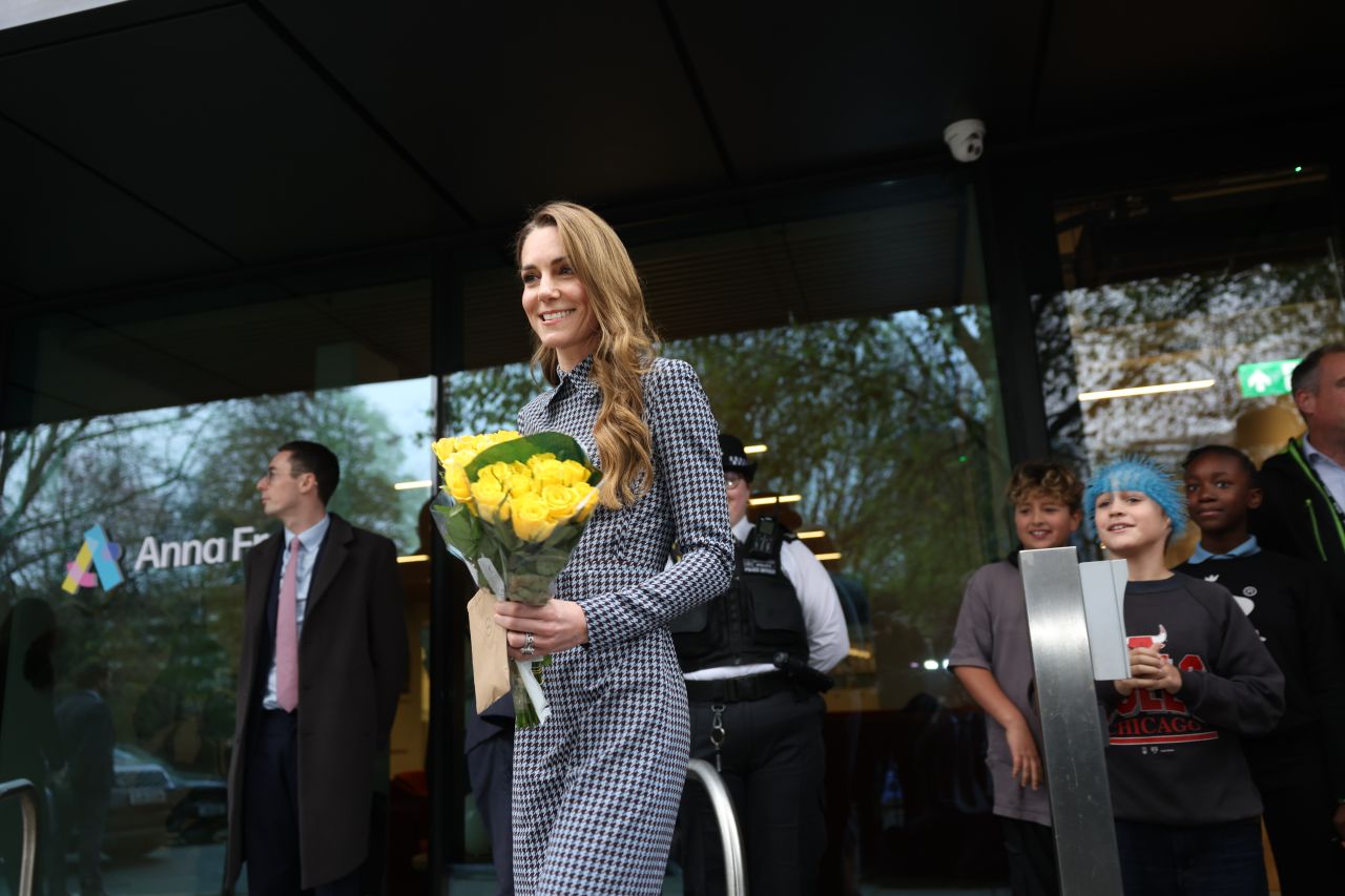 <p>През последните дни се говореше много за това, че Кейт Мидълтън не придружи съпруга си, принц Уилям, по време на последното му посещение в Уелс. Сега обаче принцесата се връща към работните си ангажименти и го прави в Лондон, посещавайки благотворителната организация Anna Freud. Последната ѝ поява до този момент беше на събитие, което буквално остави всички без думи</p>