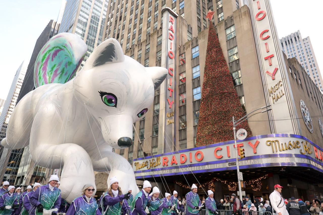 <p>Гигантски Спайдър-мен, Миньони и Спондж Боб превзеха Ню Йорк! Епични кадри от 99-ия парад на Macy&rsquo;s, каквито не сте виждали</p>