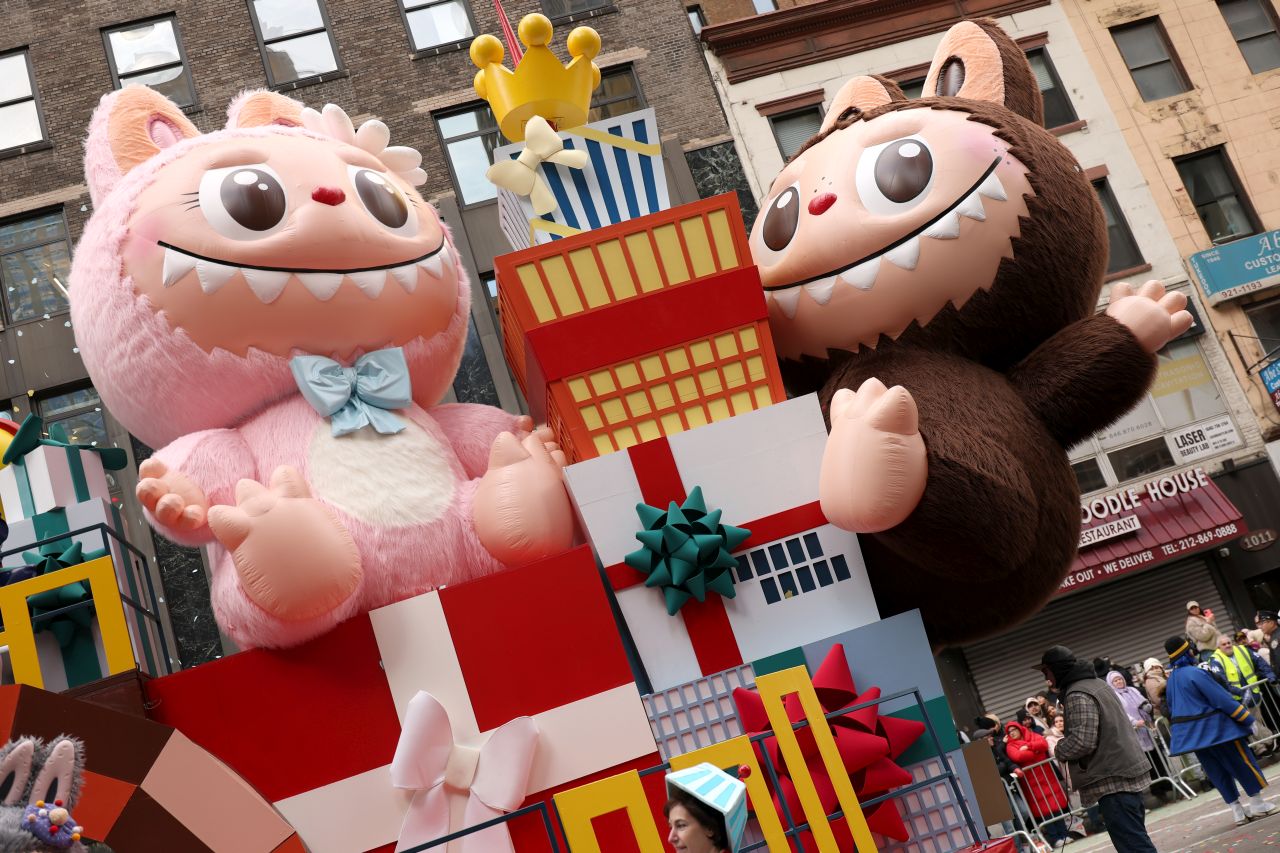 <p>Гигантски Спайдър-мен, Миньони и Спондж Боб превзеха Ню Йорк! Епични кадри от 99-ия парад на Macy&rsquo;s, каквито не сте виждали</p>