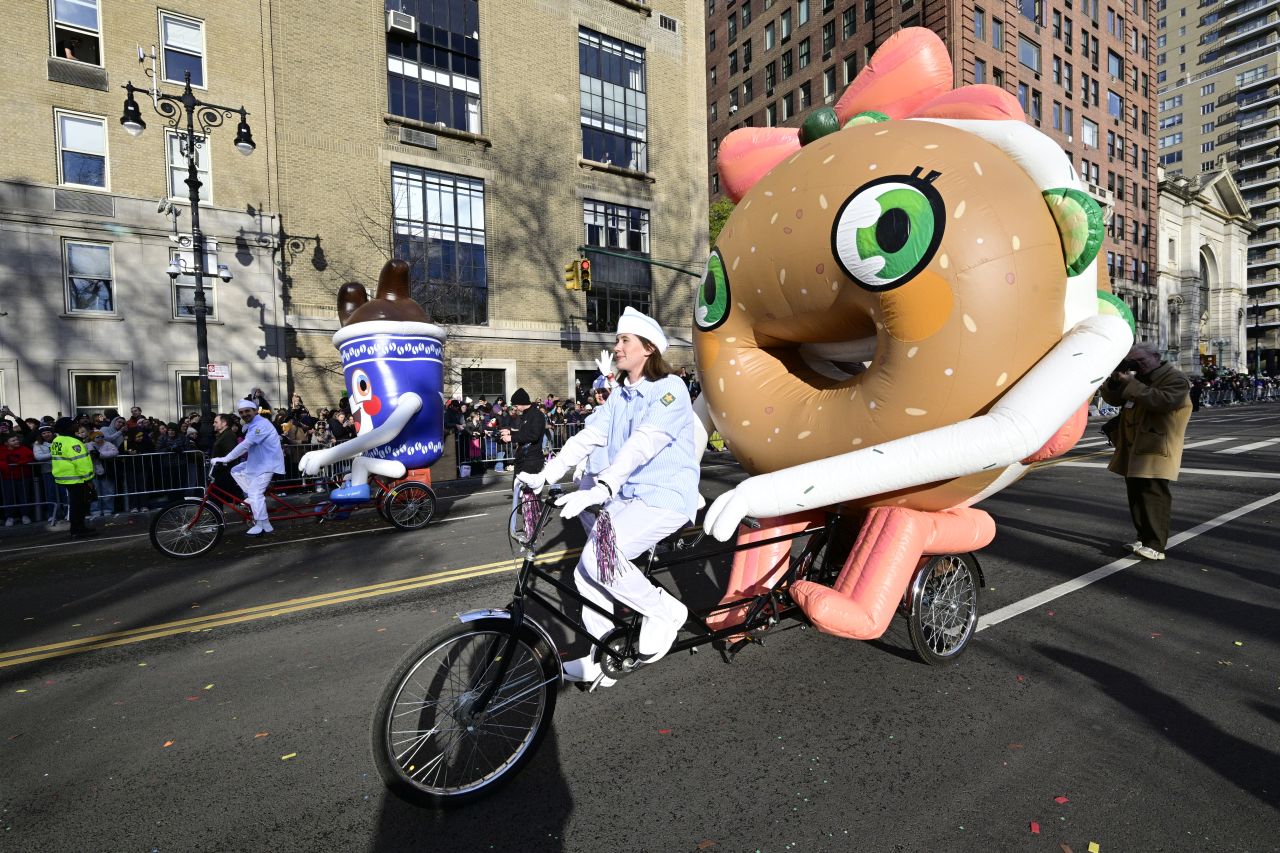 <p>Гигантски Спайдър-мен, Миньони и Спондж Боб превзеха Ню Йорк! Епични кадри от 99-ия парад на Macy&rsquo;s, каквито не сте виждали</p>
