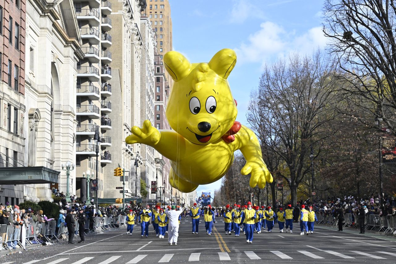 <p>Гигантски Спайдър-мен, Миньони и Спондж Боб превзеха Ню Йорк! Епични кадри от 99-ия парад на Macy&rsquo;s, каквито не сте виждали</p>