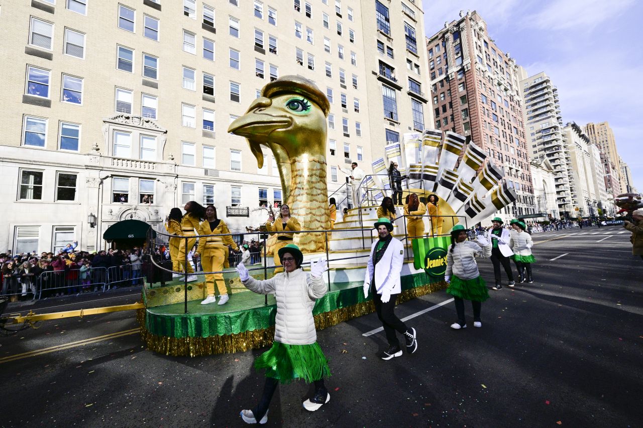 <p>Гигантски Спайдър-мен, Миньони и Спондж Боб превзеха Ню Йорк! Епични кадри от 99-ия парад на Macy&rsquo;s, каквито не сте виждали</p>