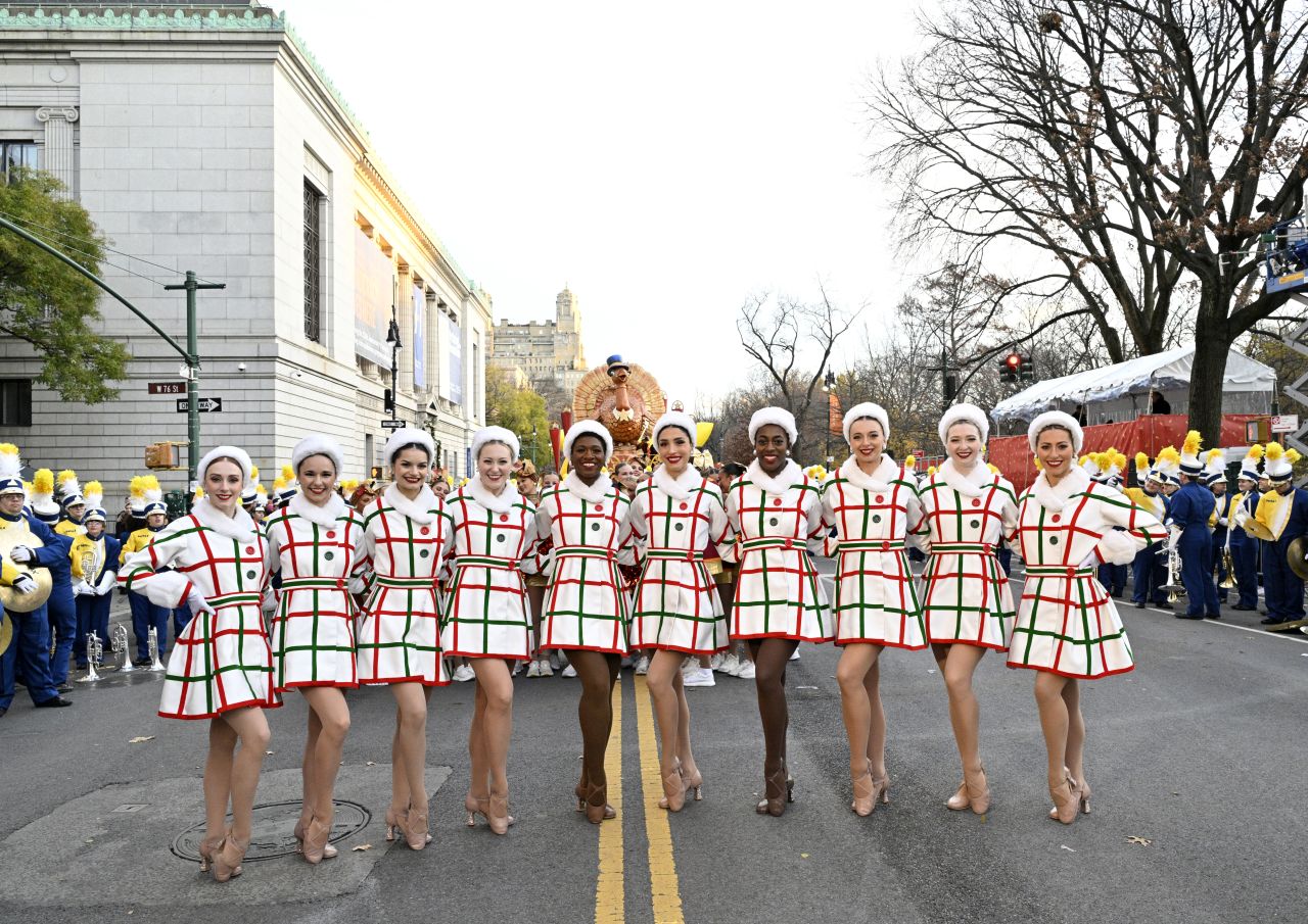 <p>Гигантски Спайдър-мен, Миньони и Спондж Боб превзеха Ню Йорк! Епични кадри от 99-ия парад на Macy&rsquo;s, каквито не сте виждали</p>