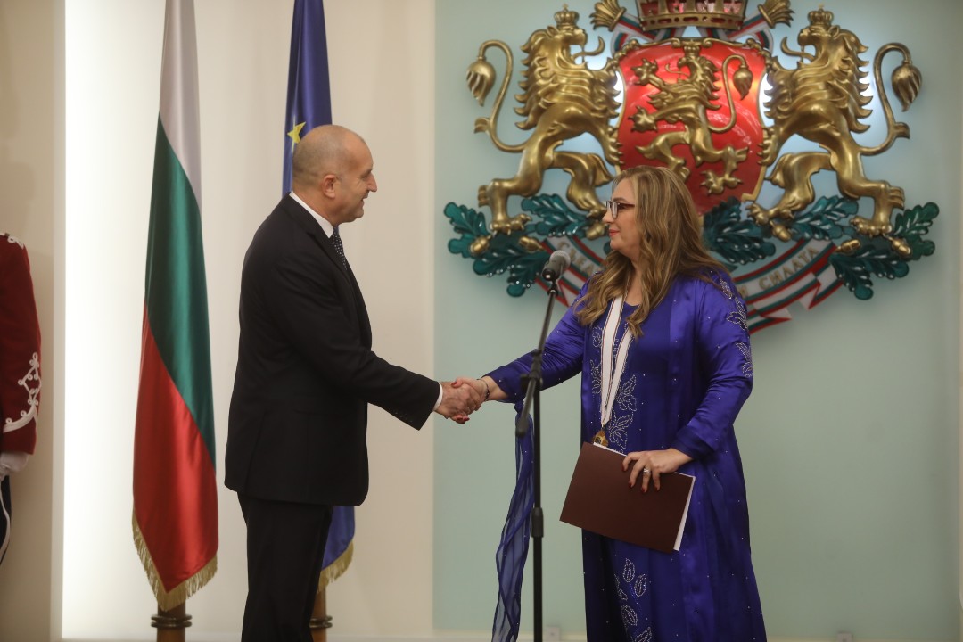 <p>Президентът Румен Радев удостои с орден &bdquo;Мадарски конник&ldquo; първа степен посланика на Ирак Лина Омар на церемония в Гербова зала. Държавното отличие се връчва на дипломата за нейните заслуги за развитието на двустранните отношения.</p>