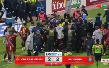 ВИДЕО: Брутално меле на мач в Боливия, показаха 17 червени картона