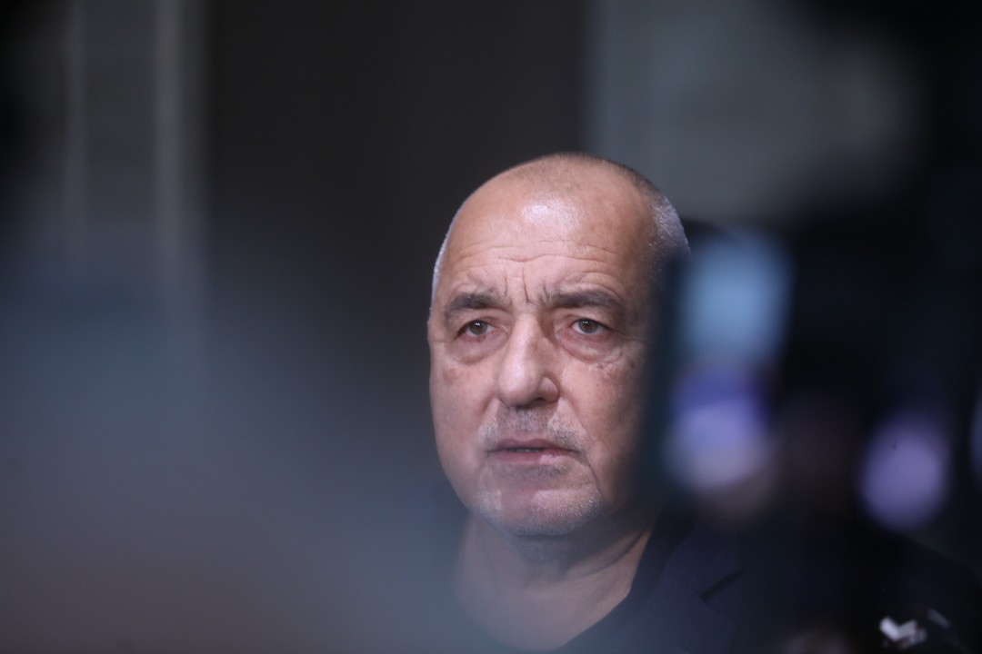 <p>Нищо няма да се случи докато не се разберем със синдикати, работодатели и другите партии. Има три варианта за бюджета - изтегляне, отстъпки на властта или удължителен закон. Убеден съм, че ще се разберем, защото ще отстъпим от всичко, което не ми харесва в план-сметката. Това каза в кулоарите на парламента лидерът на ГЕРБ Бойко Борисов.</p>