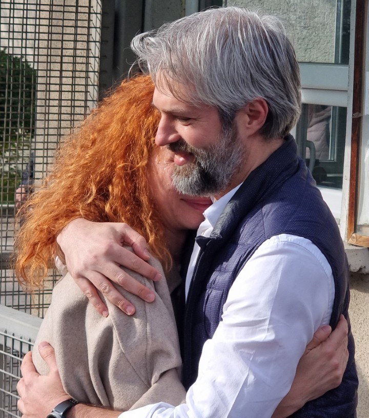 <p>Кметът на Варна Благомир Коцев излезе от ареста. Той бе освободен днес от следствения арест в крайморския град, който се помещава в затвора. &quot;Надявам се от понеделник да влезем отново в нужния работен ритъм&quot;, каза пред вратите на затвора Коцев. Той бе посрещнат от дамата, с която живее, свои близки и приятели.</p>