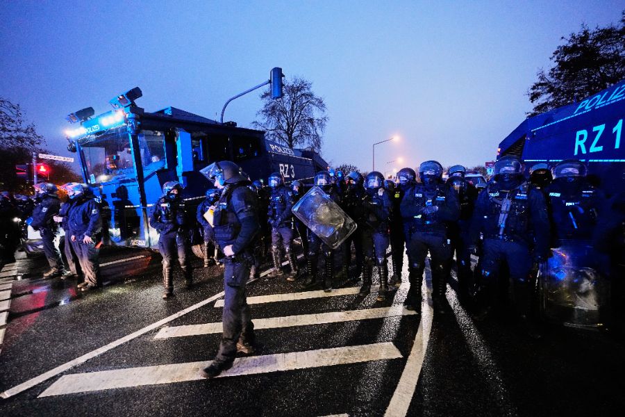 <p>Протестиращи започнаха да блокират улиците в централния германски град Гисен, като се очаква десетки хиляди хора да се съберат, за да протестират срещу учредяването на новата младежка организация на крайнодясната партия &bdquo;Алтернатива за Германия&ldquo; (АзГ), предаде ДПА.</p>