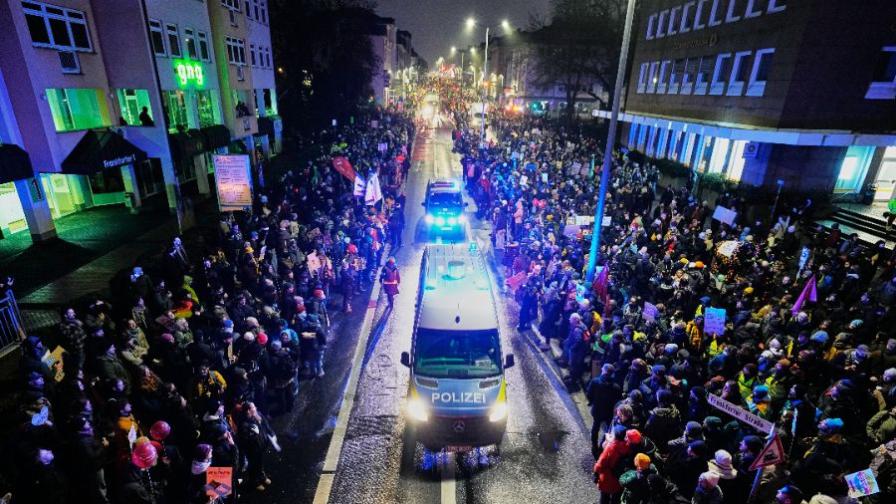 Голям протест срещу учредяването на новата младежка организация на АзГ