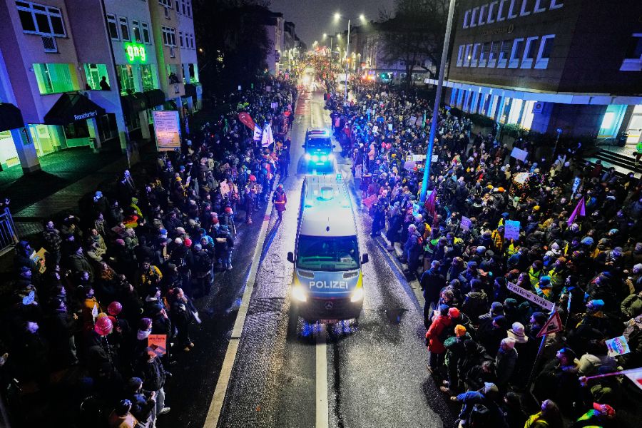 <p>Протестиращи започнаха да блокират улиците в централния германски град Гисен, като се очаква десетки хиляди хора да се съберат, за да протестират срещу учредяването на новата младежка организация на крайнодясната партия &bdquo;Алтернатива за Германия&ldquo; (АзГ), предаде ДПА.</p>