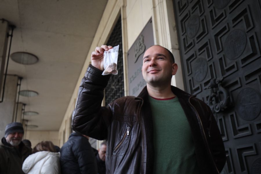 <p>Граждани се редят на опашка пред централната сграда на Българската народна банка (БНБ) в София, за да придобият стартови комплекти с евромонети с българската национална страна, които са в продажба от днес, 1 декември.</p>