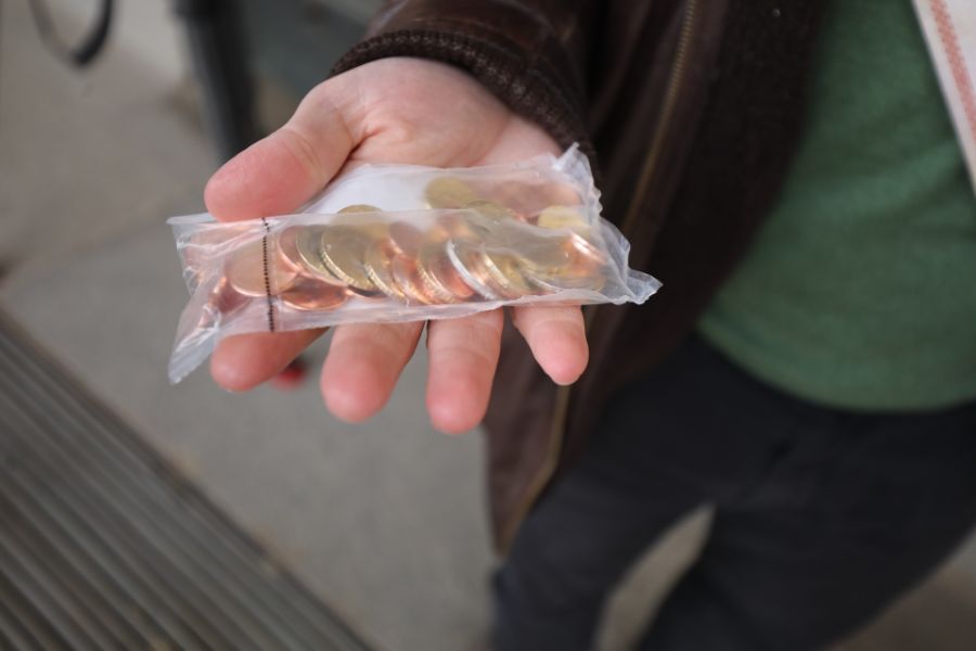 <p>Граждани се редят на опашка пред централната сграда на Българската народна банка (БНБ) в София, за да придобият стартови комплекти с евромонети с българската национална страна, които са в продажба от днес, 1 декември.</p>