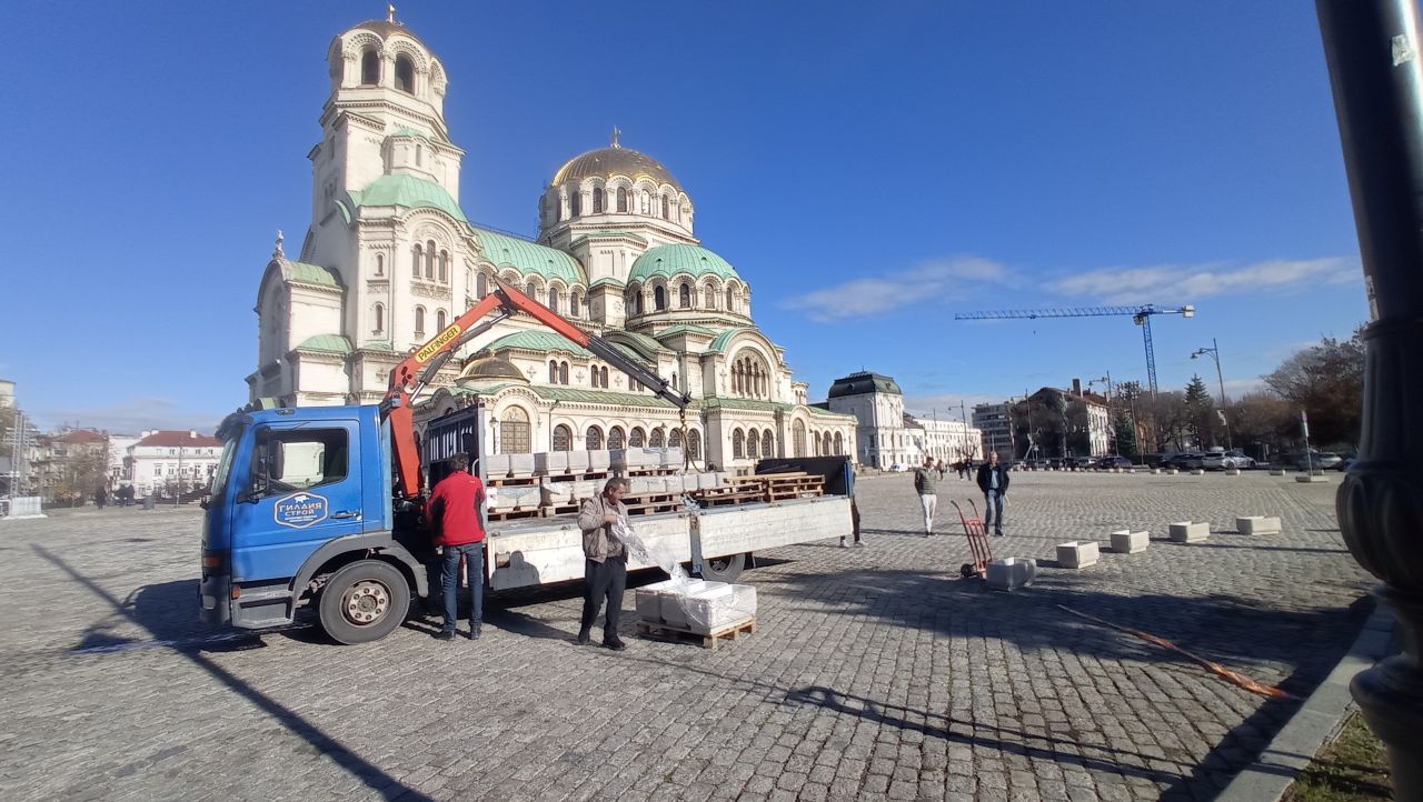 <p>Депутатският паркинг при храма &quot;Св. Александър Невски&quot; вече е площад</p>