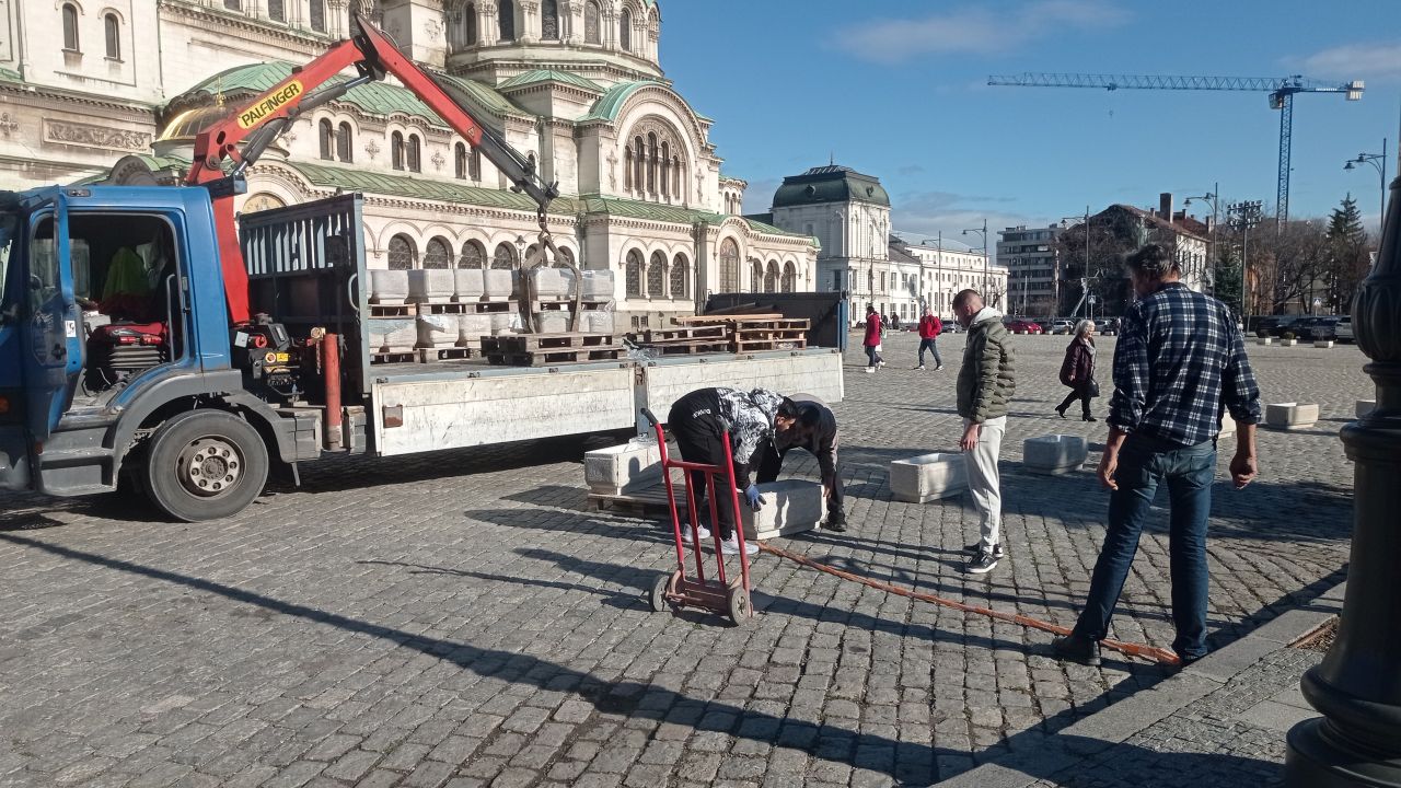 <p>Депутатският паркинг при храма &quot;Св. Александър Невски&quot; вече е площад</p>