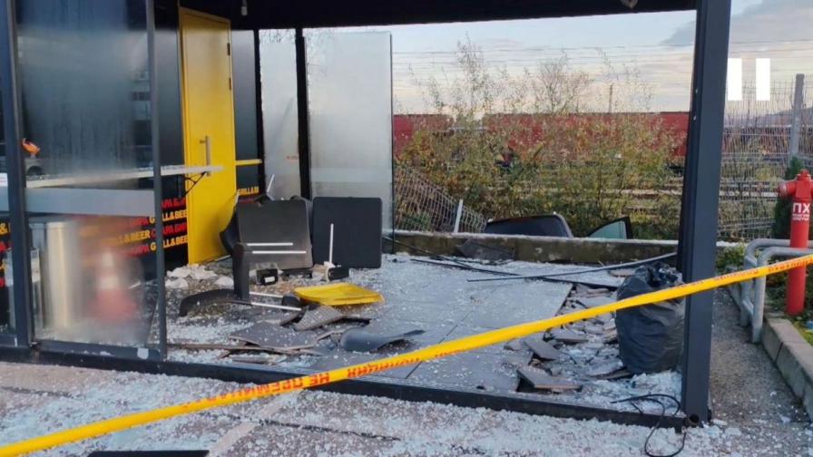 <p>Кола се вряза в заведение&nbsp;във Враца, двама са в болница</p>