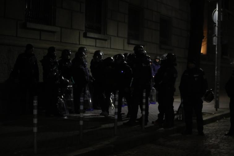 Мирен протест последван от сблъсъци с полицията палежи пострадали и