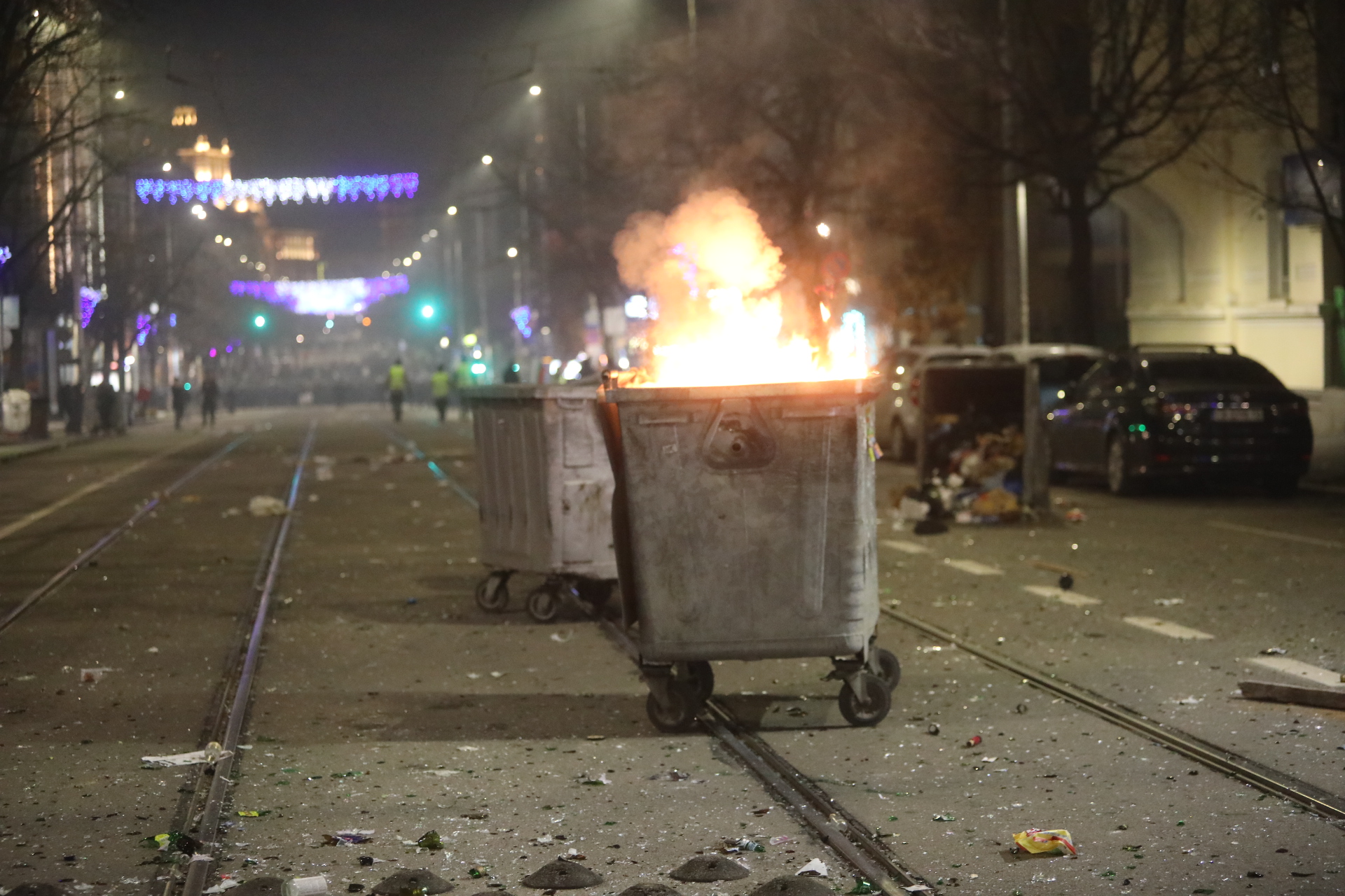 <p>Мирен протест, последван от сблъсъци с полицията, палежи, пострадали и задържани в София</p>