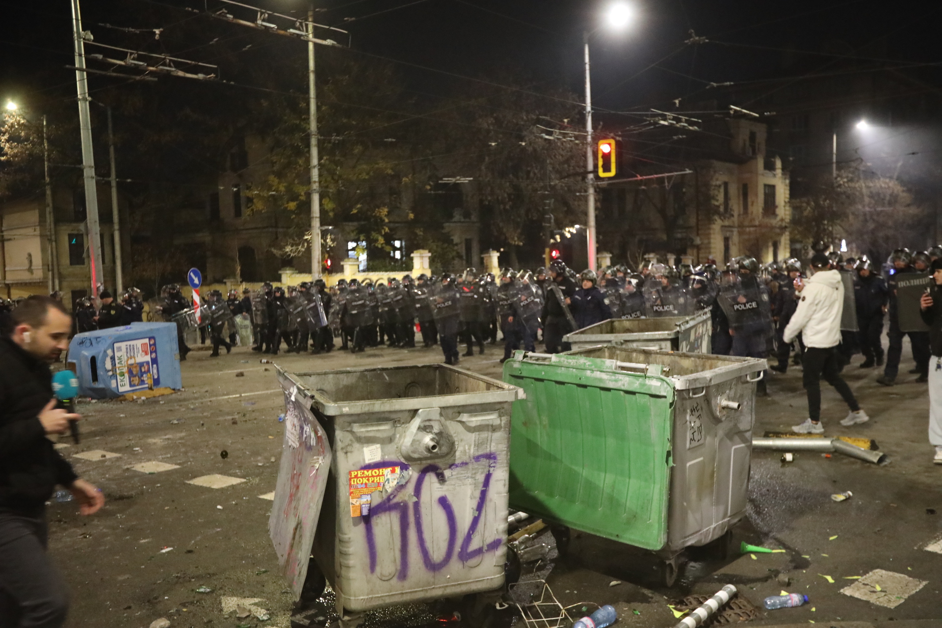 <p>Мирен протест, последван от сблъсъци с полицията, палежи, пострадали и задържани в София</p>