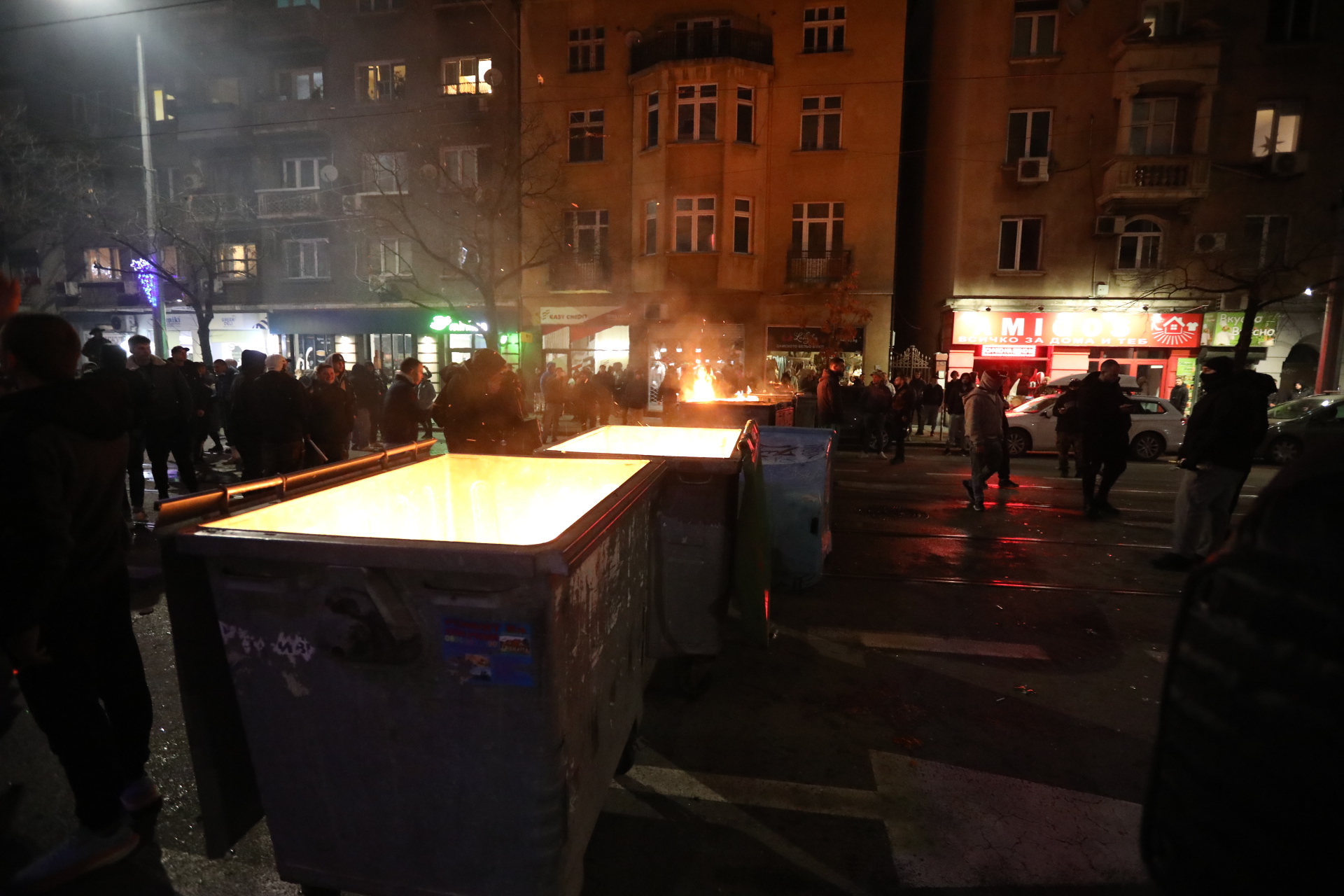 <p>Мирен протест, последван от сблъсъци с полицията, палежи, пострадали и задържани в София</p>