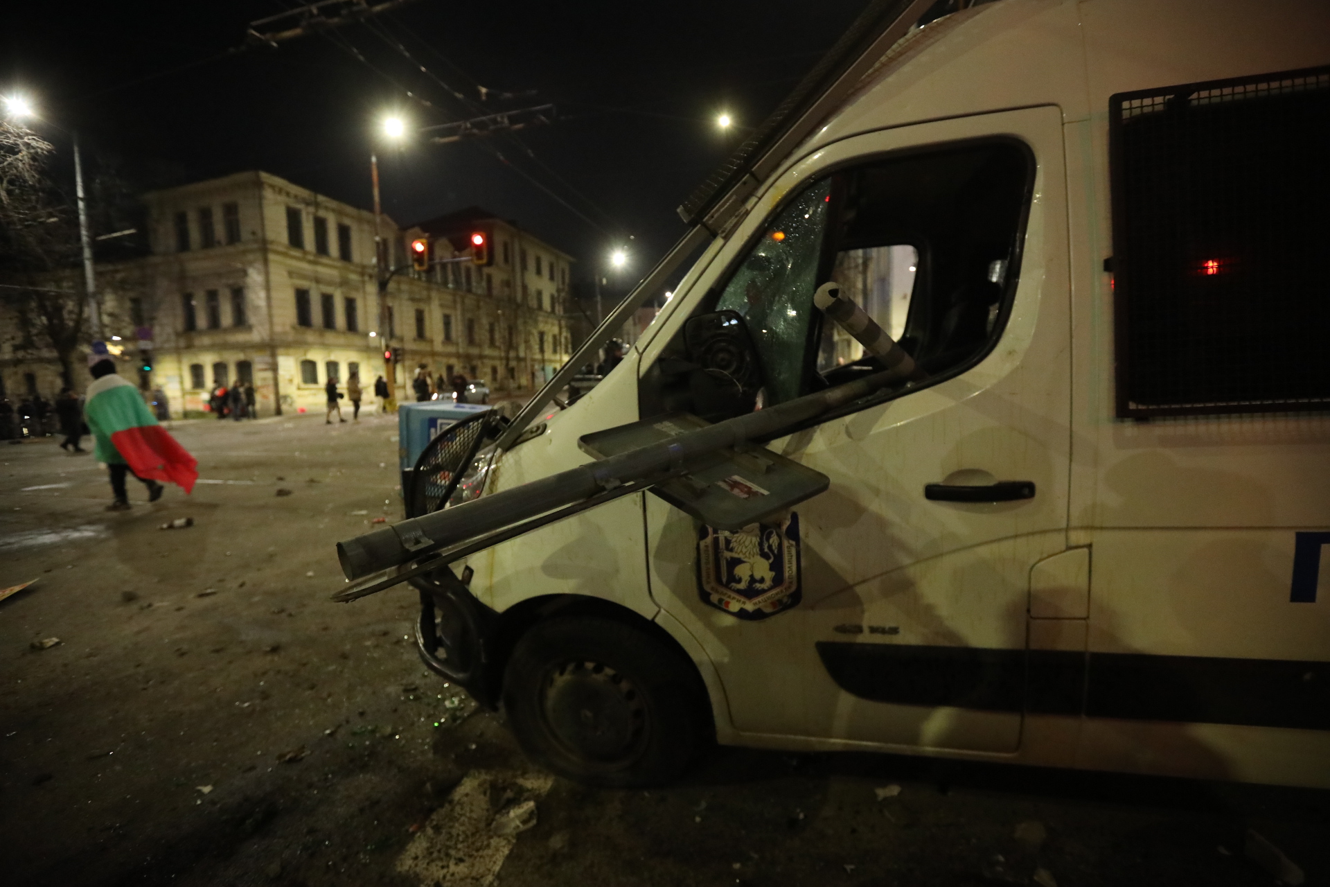 <p>Мирен протест, последван от сблъсъци с полицията, палежи, пострадали и задържани в София</p>