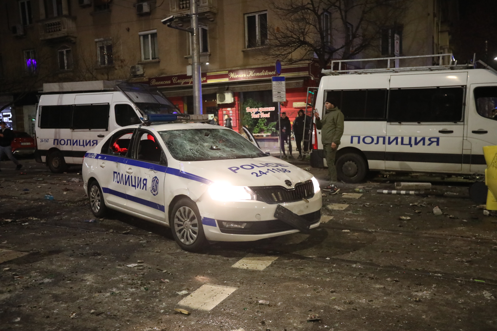 <p>Мирен протест, последван от сблъсъци с полицията, палежи, пострадали и задържани в София</p>