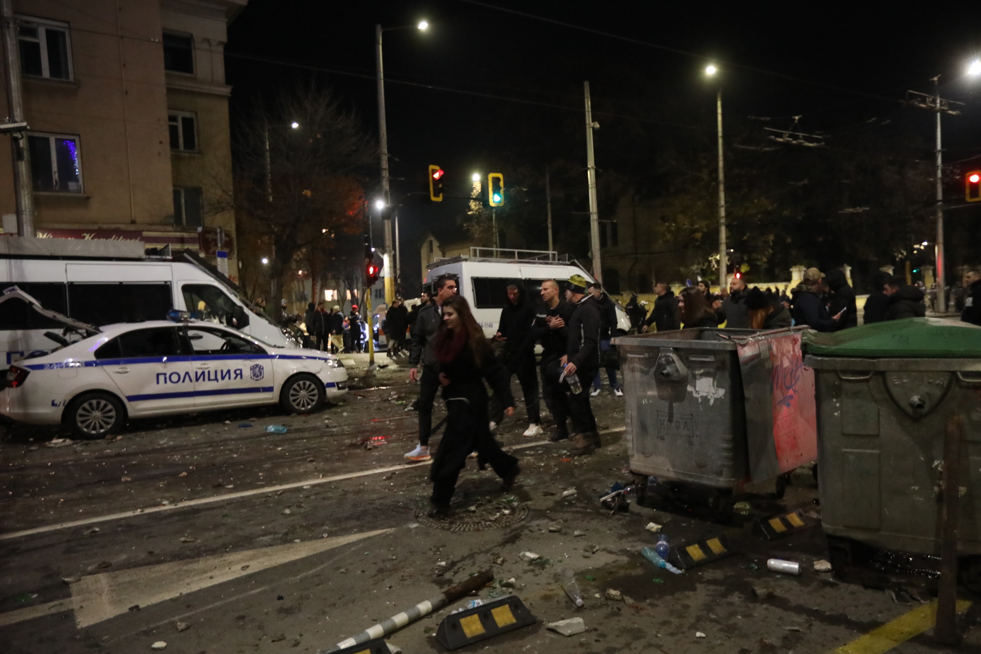 <p>Мирен протест, последван от сблъсъци с полицията, палежи, пострадали и задържани в София</p>