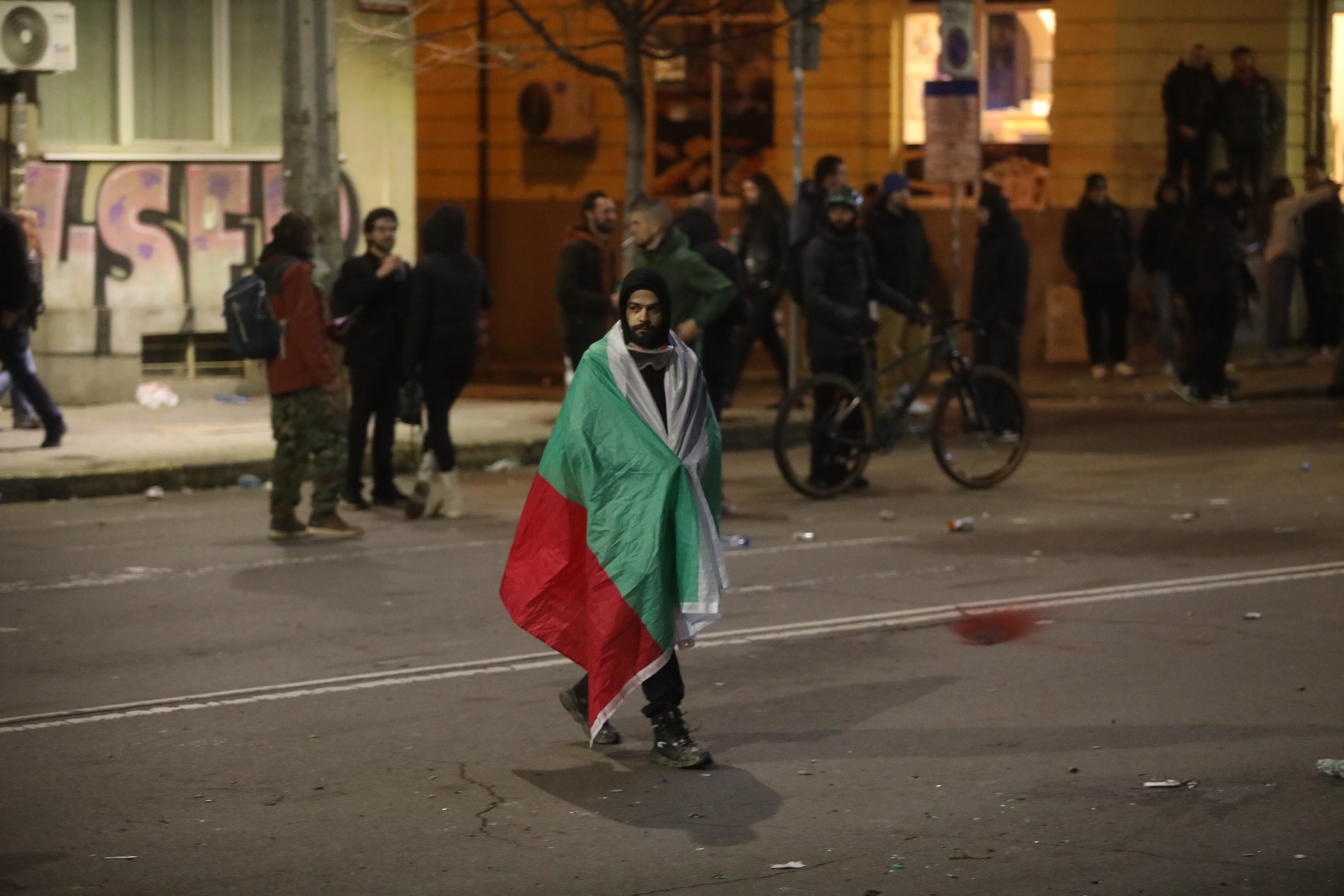 <p>Мирен протест, последван от сблъсъци с полицията, палежи, пострадали и задържани в София</p>