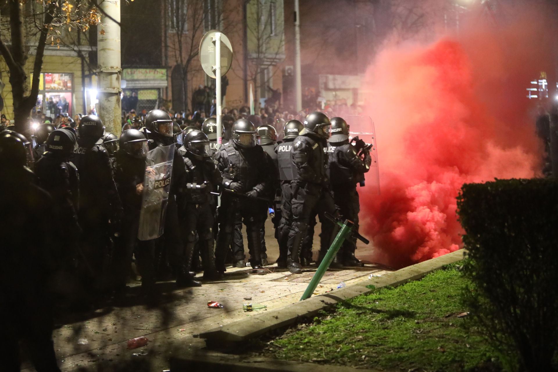 <p>Мирен протест, последван от сблъсъци с полицията, палежи, пострадали и задържани в София</p>