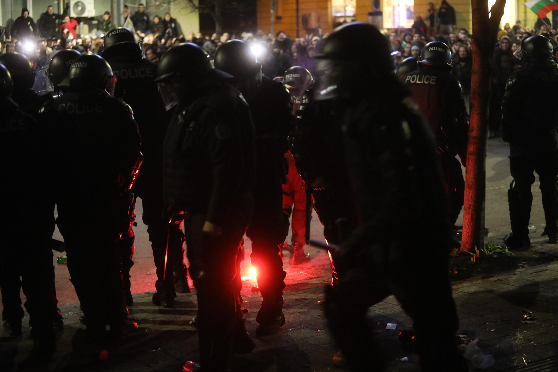 <p>Мирен протест, последван от сблъсъци с полицията, палежи, пострадали и задържани в София</p>